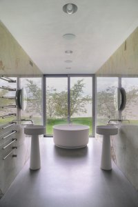 Onyxová koupelna (Vila za Prahou, Nacházel architekti)