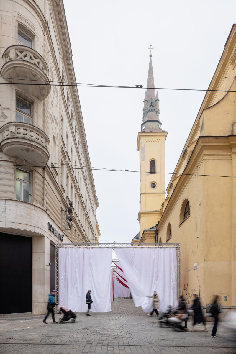 Opony v ulici Františkánské (Peer Collective a Kateřina Šedá, Festival vánočních zlozvyků)