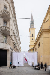 Opony v ulici Františkánské (Peer Collective a Kateřina Šedá, Festival vánočních zlozvyků)