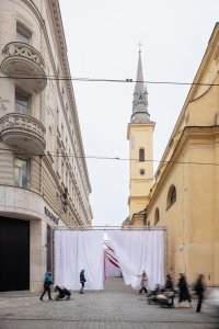 Opony v ulici Františkánské (Peer Collective a Kateřina Šedá, Festival vánočních zlozvyků)