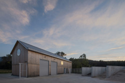 Zázemí údržby golfového rezortu v Ostravici pod Lysou horou od PAPOUSEK & SILHAN ARCHITECTS