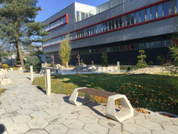 Park společnosti SVCS Process Inovation ve Valašském Meziříčí s mobiliářem H-E-X od PRESBETON, Next Level Studio/ Michal Kutálek.