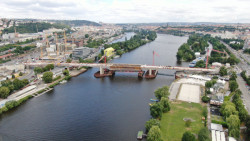 Obě poloviny se spojily nad řekou. (Pražanům se otevře Dvorecký most; ATELIER 6)