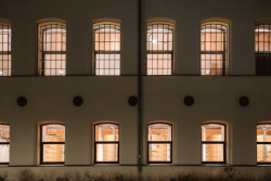 Původní okenní otvory (Rekonstrukce přádelny v Kežmarku; BEEF Architekti)