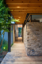 Ke starému domu přibyly nové části. (Rekosntrukce domu v Bretani, MOLO ARCHITEKTI)