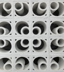 Původní plotovky přetřené na bílo (Interiér smuteční síně; Atelier 38)