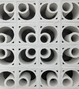 Původní plotovky přetřené na bílo (Interiér smuteční síně; Atelier 38)