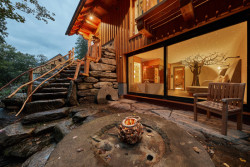 V podzemním patře je umístěno wellness. 