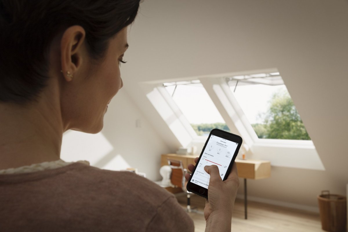 Elektricky ovládané výklopně-kyvné střešní okno VELUX INTEGRA ® GPU.