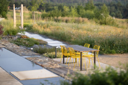 Zeleň přichází až k prostorné terase. (Zahrada rodinného domu u vodní nádrže Kamýk, Atelier Flera)