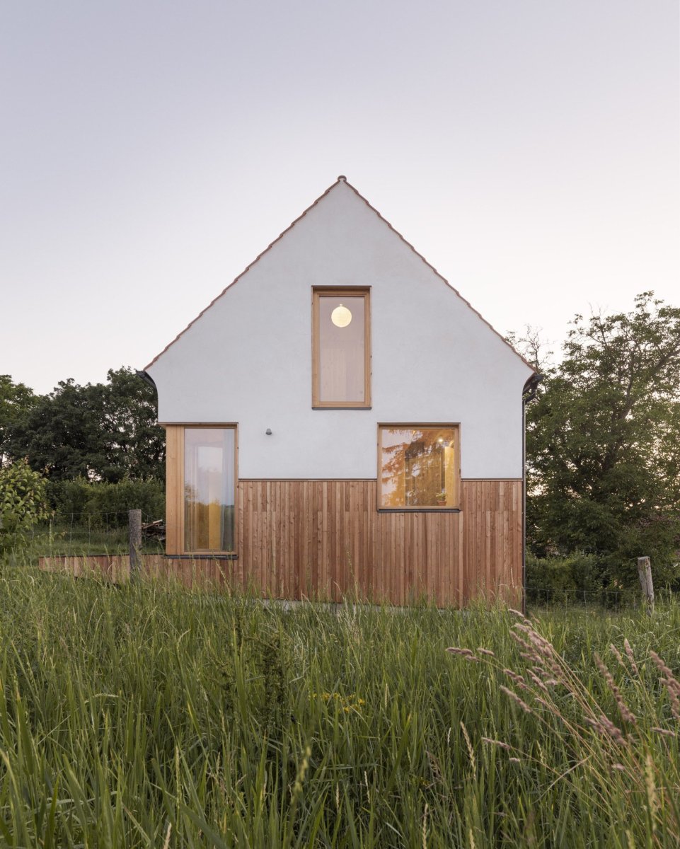 Obloukové stropy centrálního prostoru schodiště jsou omítnuty jemnou bílou kaolinovou hliněnou omítkou od české firmy Picas. (Casa De Mi Luna, Studio Circle Growth)