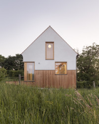 Obloukové stropy centrálního prostoru schodiště jsou omítnuty jemnou bílou kaolinovou hliněnou omítkou od české firmy Picas. (Casa De Mi Luna, Studio Circle Growth)