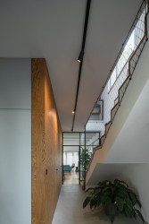 Interiér je světlý. (Zapomenutá stodola, Karnet architekti)