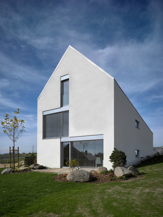 Dům se šikmou střechou ve Struhařově od ateliéru Stempel & Tesar architekti