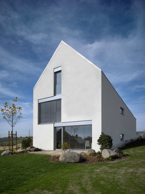 Dům se šikmou střechou ve Struhařově od ateliéru Stempel & Tesar architekti