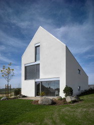 Dům se šikmou střechou