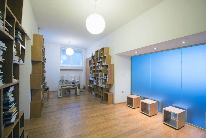 Pohľad do priestoru knižnice. Vpravo presklenie medzi kaplnkou a knižnicou. V budúcnosti priestor pre pulty individuálneho štúdia a počúvanie hudby,