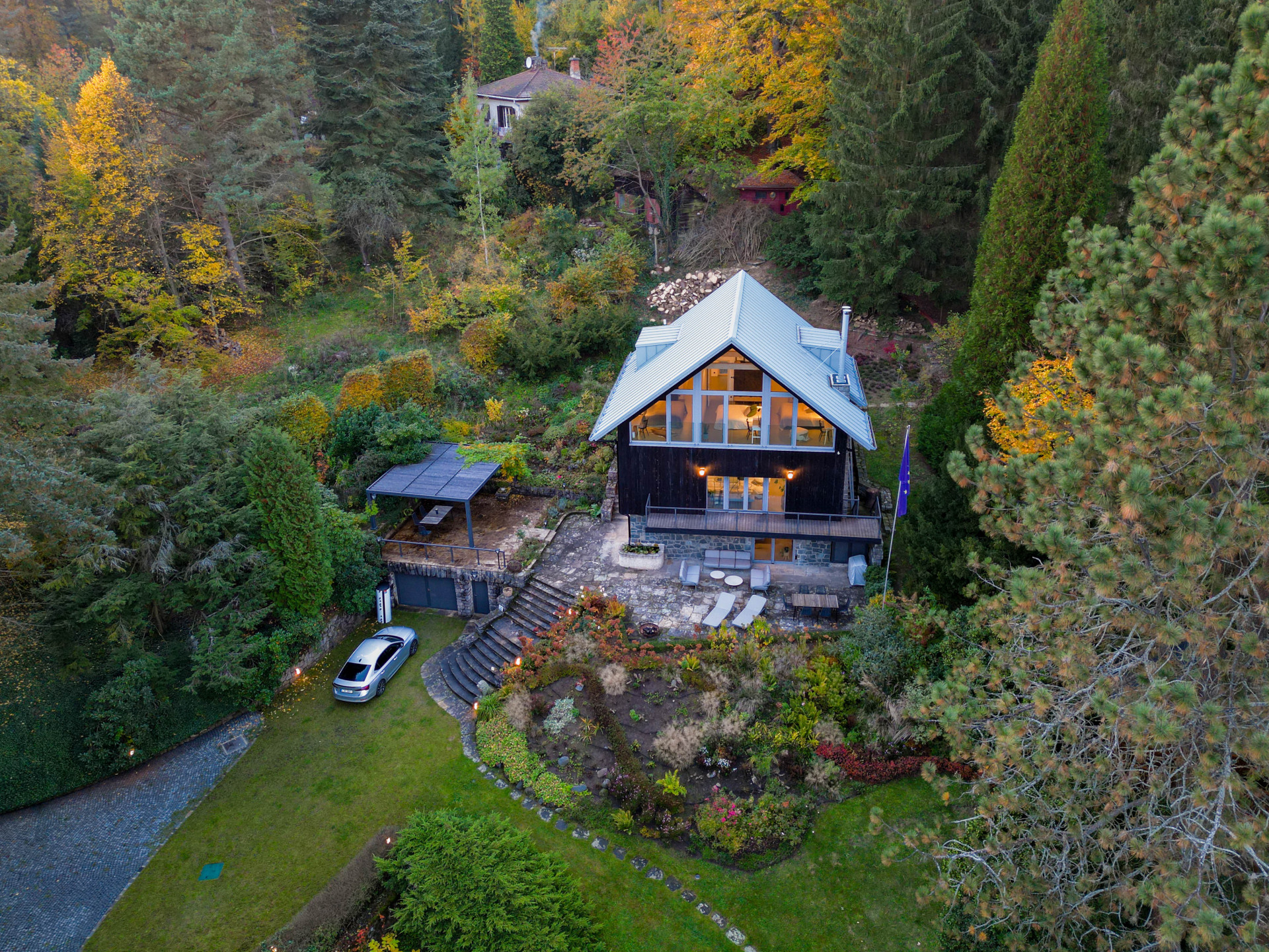 3K Architects zrekonstruovali rekreační chatu na Benešovsku na pozemku s ojedinělým severským rázem