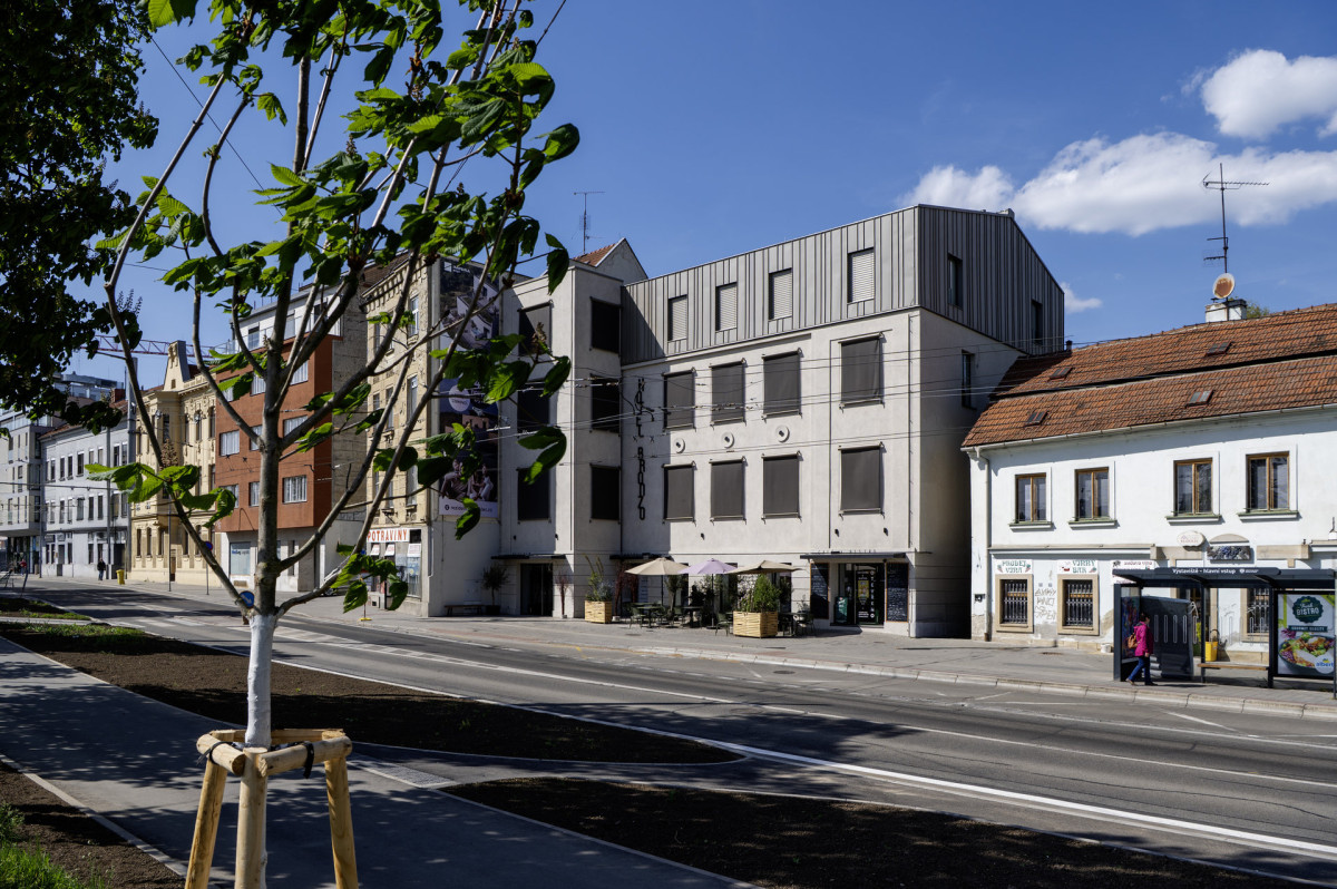 Dům prošel poslední přestavbou v 70. letech, jeho současná podoba pochází od Atelieru Štěpán. (Hotel Bronzo v Brně; Ateliér Štěpán)
