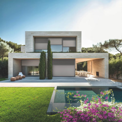 SkyTwin od společnosti Aluprof představuje průkopnický systém spojující funkce venkovní rolety a stínící clony screen v jednom výrobku.