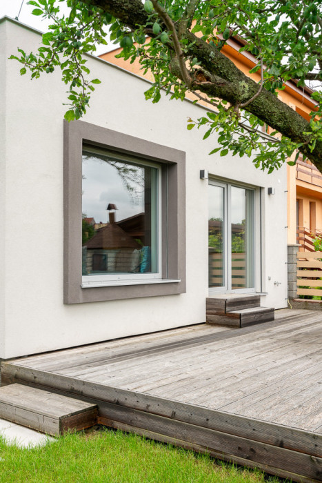 Velký dům na malém pozemku, postavený na zemních vrutech