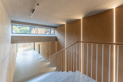 Nový průchod mezi budovou bývalé lázeňské prádelny s kotelnou a Vodoléčebným ústavem (Sluneční lázně v Luhačovicích, TRANSAT architekti)