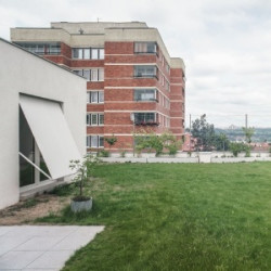 Dům se zahrádkou uprostřed města. Jak si rodina vybudovala bydlení na střeše