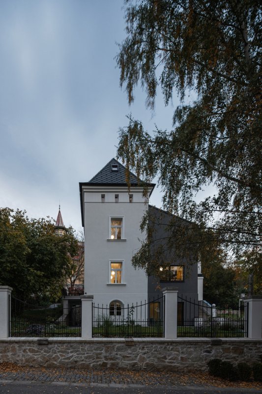 Zrekonstruovaná vila poblíž Prahy od Karnet architekti