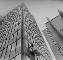 Zdeněk Kuna / Olivier Honke-Houfek / Zdeněk Stupka: Strojimport, Praha, 1961 - 1971, detail fasády na dobovém snímku. Zdeněk Kuna: Československý zastupitelský úřad, Milán, 1971 až 1976, dobová fotografie.