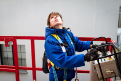 Nový murál v Holešovicích od Nitzan Mintz a Dede Bandaid