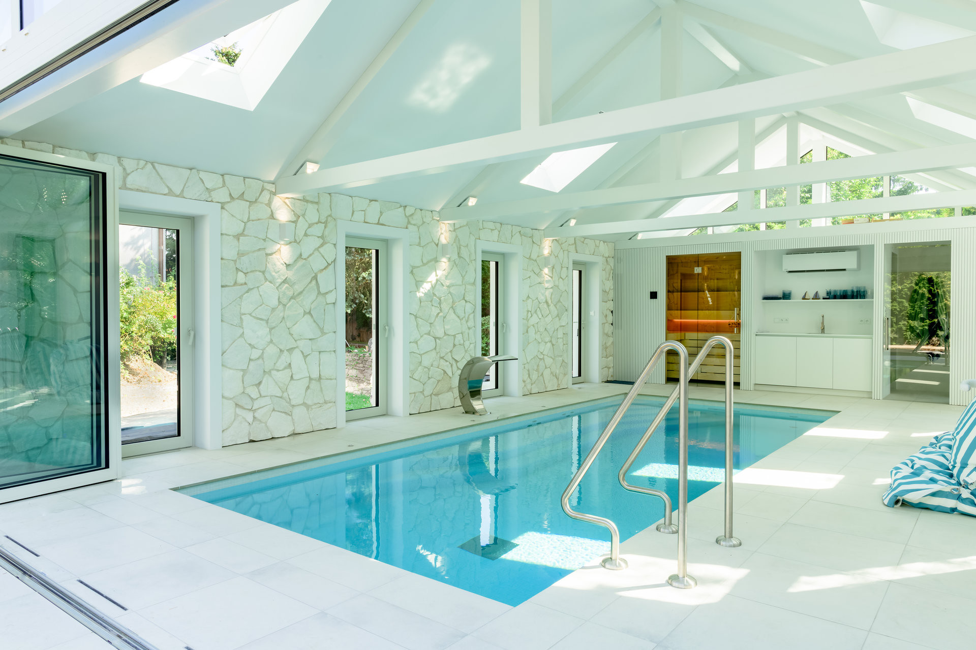 Ukázka minimalistického privátního spa se saunou a bazénem. Autorem designu je studio Čtyři stěny. 