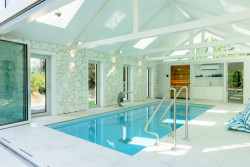 Ukázka minimalistického privátního spa se saunou a bazénem. Autorem designu je studio Čtyři stěny. 