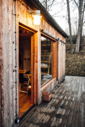 Tři domky v CHKO Šumava od Sokoban studio