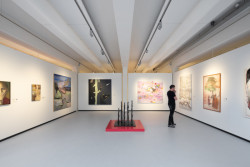 S neutrálním odstínem přírodní podlahy Marmoleum můžete nerušeně vnímat umění všemi smysly v muzeu Van Bommel Van Dam