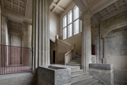 Rekonstrukce vily Heike; Christof Schubert Architekten: Velkorysé vstupní hale dominují sloupy po vzoru antiky a kazetový strop