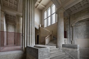 Rekonstrukce vily Heike; Christof Schubert Architekten: Velkorysé vstupní hale dominují sloupy po vzoru antiky a kazetový strop