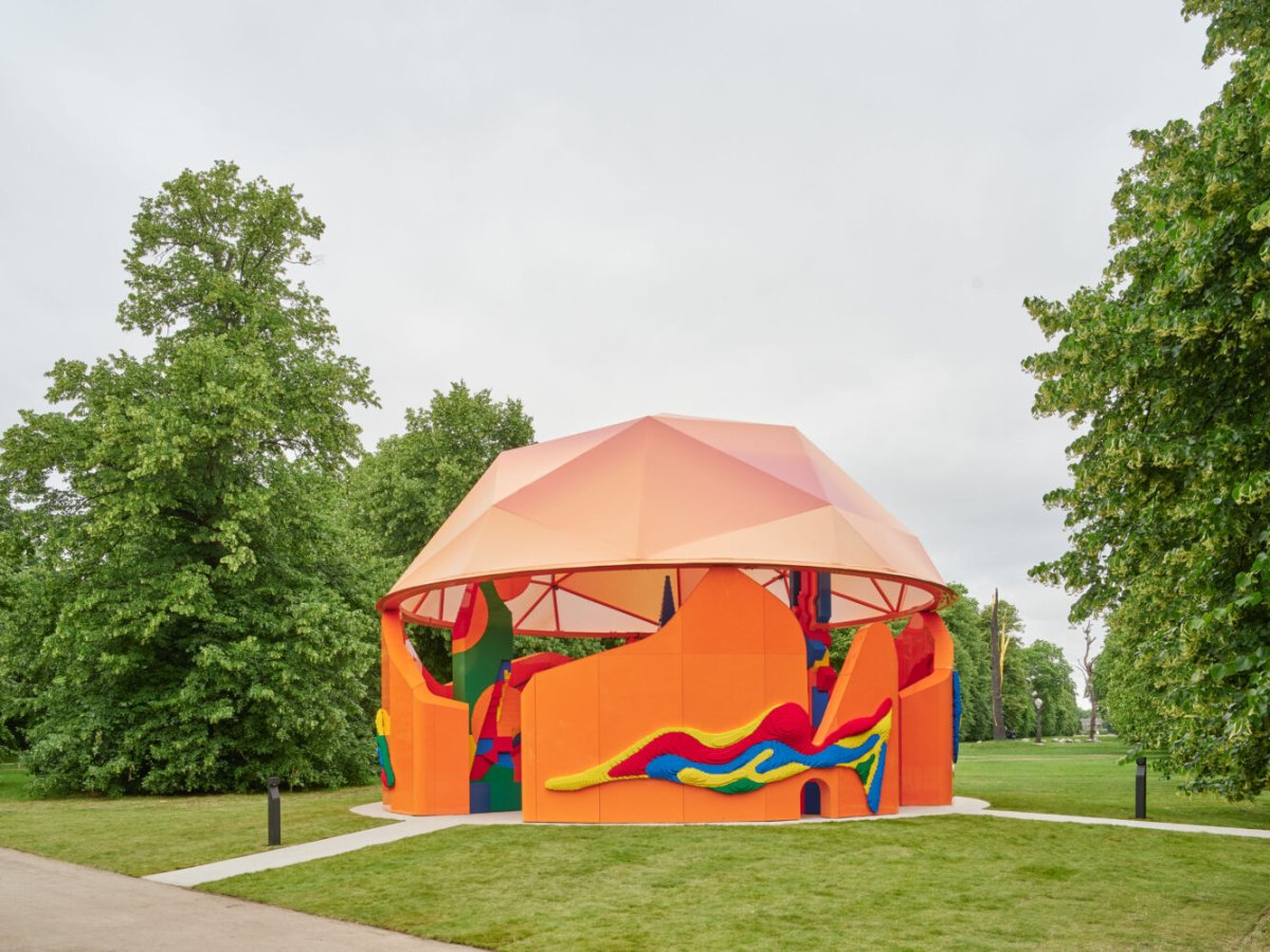 Play Pavilion navrženým Peterem Cookem ve spolupráci se Serpentine a LEGO Group.
