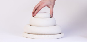 Výstava v berlínském Staatliche Museen zu Berlin pod názvem 2101 – Future Ceramics. Tischkultur der Zukunft ukazuje stolování budoucnosti 