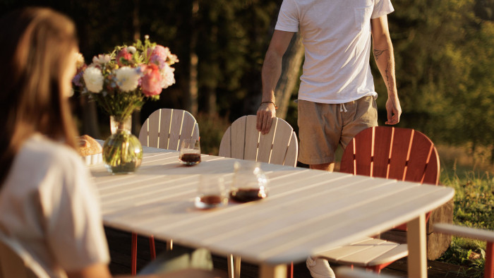 Kolekce židlí Bombshell nabízí tři základní barevné odstíny – minimalistickou černou, jemnou krémovou a cihlově červenou.