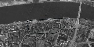 Ortofotomapa z roku 1945 zobrazující obec Holešovice před demolicí. Na obrázku je přibližně vyznačeno dnešní území panelárny.