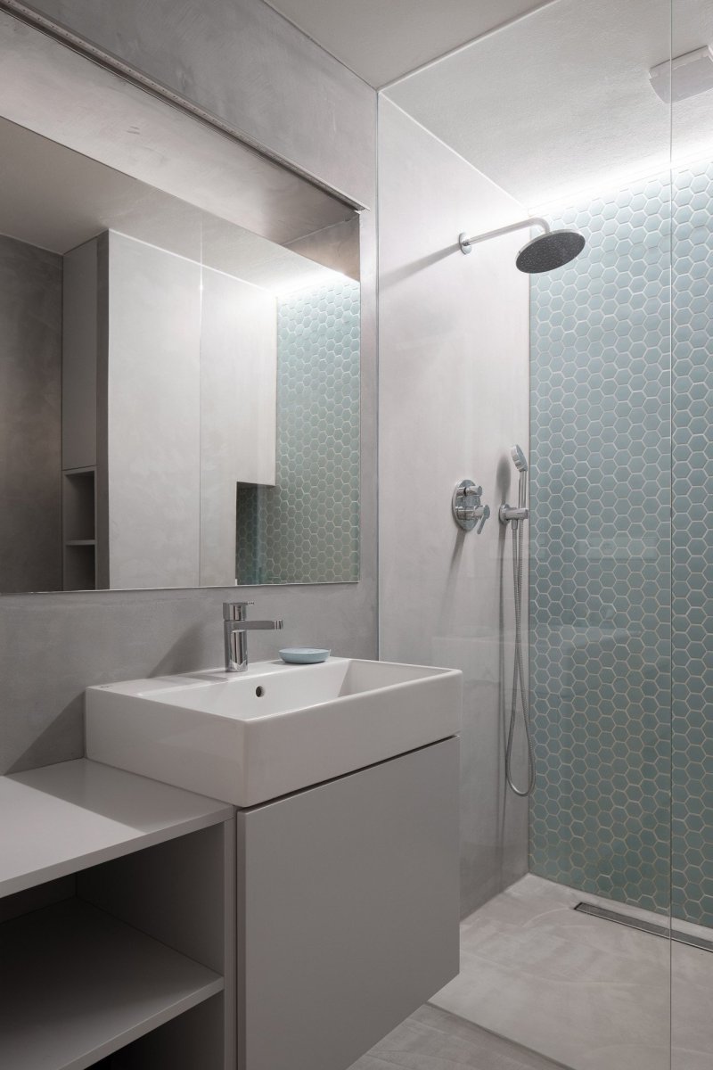 Rekonstrukce bytu v Praze-Bubenči, Papundekl architekti: Pohled do koupelny v bytě v Bubenči od PAPUNDEKL ARCHITEKTI