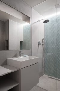 Rekonstrukce bytu v Praze-Bubenči, Papundekl architekti: Pohled do koupelny v bytě v Bubenči od PAPUNDEKL ARCHITEKTI