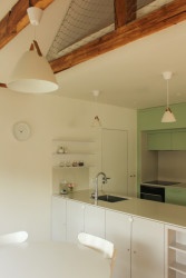 Půdní byt v kolonii Svoboda - Interiérové prvky svou jemnou jednoduchostí vytvářejí současnou vrstvu osobitého domu