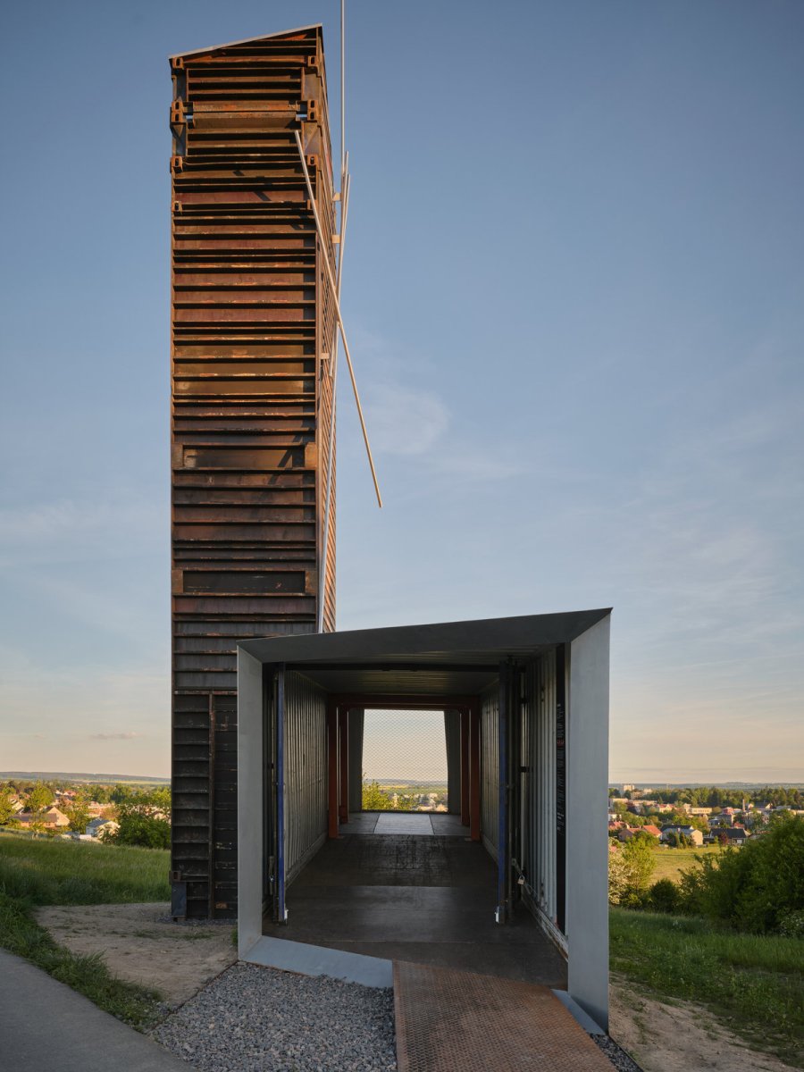 Cíle cest je projekt města Litomyšl. Jsou to drobné intervence do krajiny od architektů. (Rozhledna na Litomyšl, atelier-r)