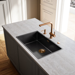 Kuchyňská baterie ATLAS NEO včetně doplňků v podobě dávkovače saponátu ATLAS NEO, easy click ovládání výpusti, hranatého přepadu a sítkového ventilu. Vše provedení celonerez měděná s povrchovou úpravou PVD.