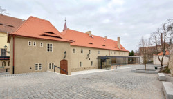 Nové vstupy do kapucínského kláštera jsou koncipovány jako razantní, vizuálně i materiálově odlišné. (Kapucínský klášter v Žatci po obnově)