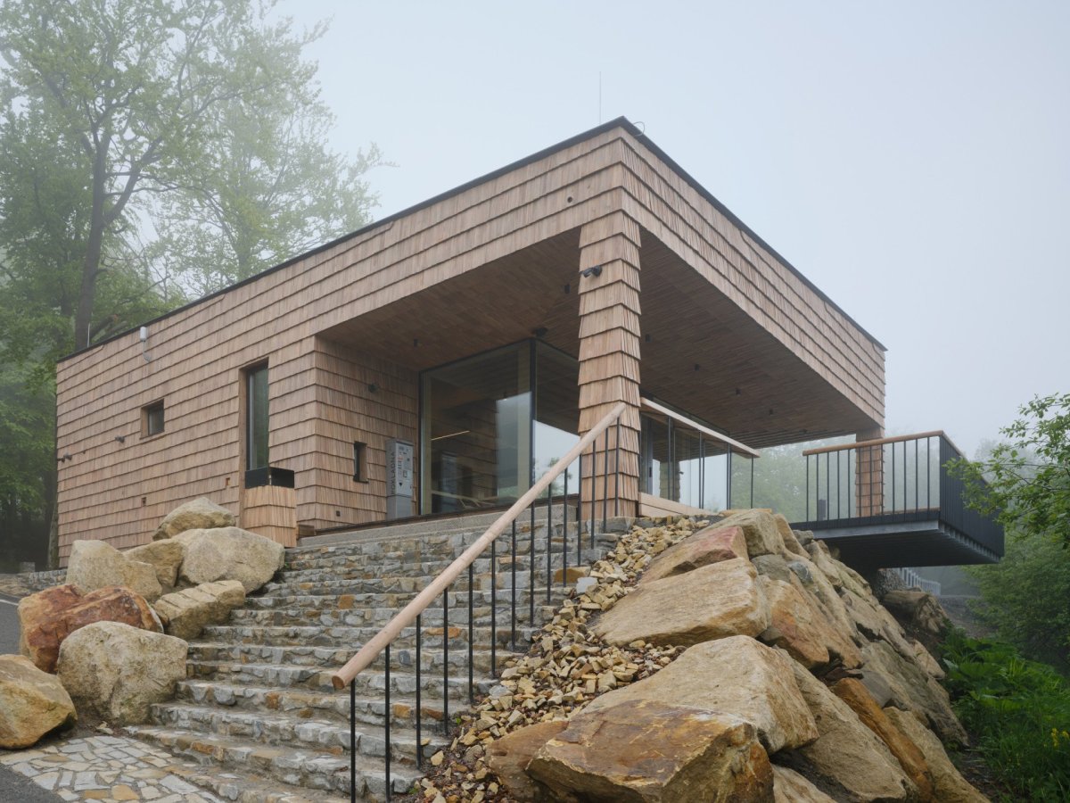 Výrazný je pískovec, beskydský kámen. (Brána Pusteven; henkai architekti)