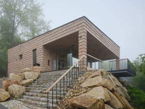Výrazný je pískovec, beskydský kámen. (Brána Pusteven; henkai architekti)