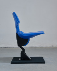 Kopíruje linie lidského těla, a tak zajistí pohodlí při sledování dlouhých a napínavých zápasů.