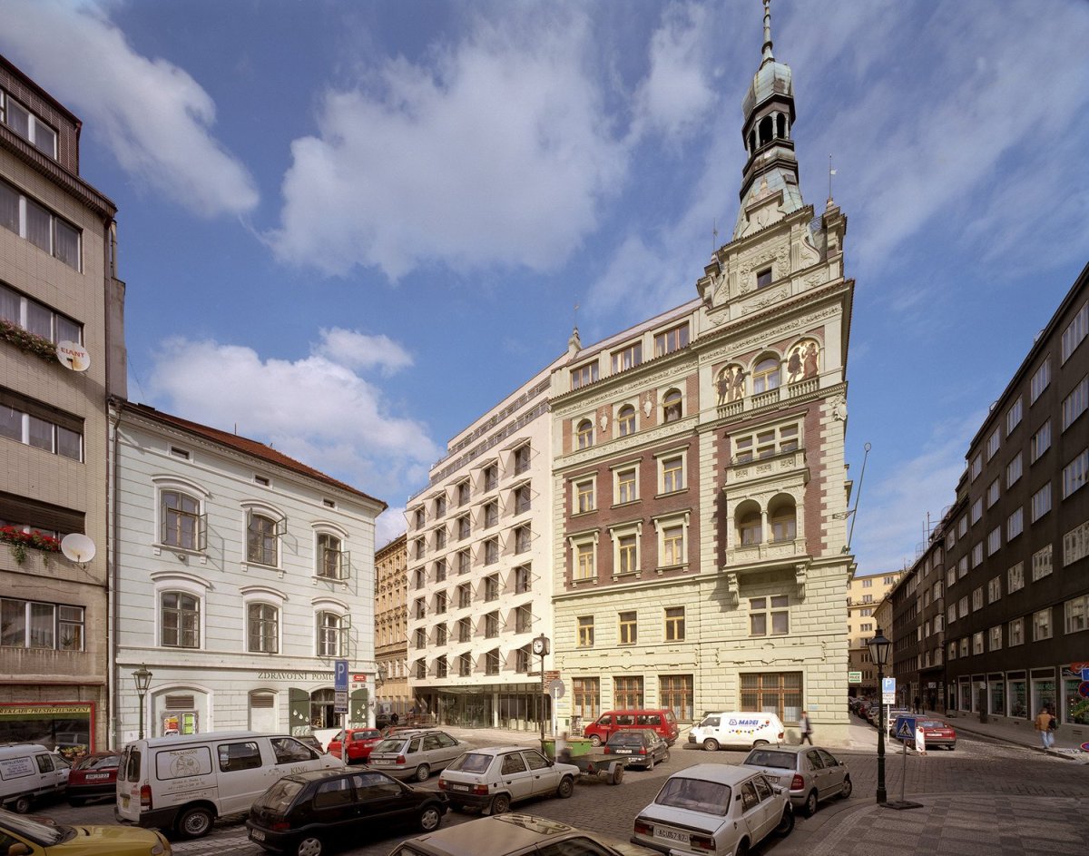 Hotel Josef (2002) v Praze od Evy Jiřičné/ AI Design